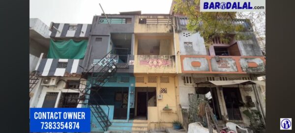 Semi furnished 2b2k row house for sale in vadodara, manjalpur gaam, ranchodji's pole